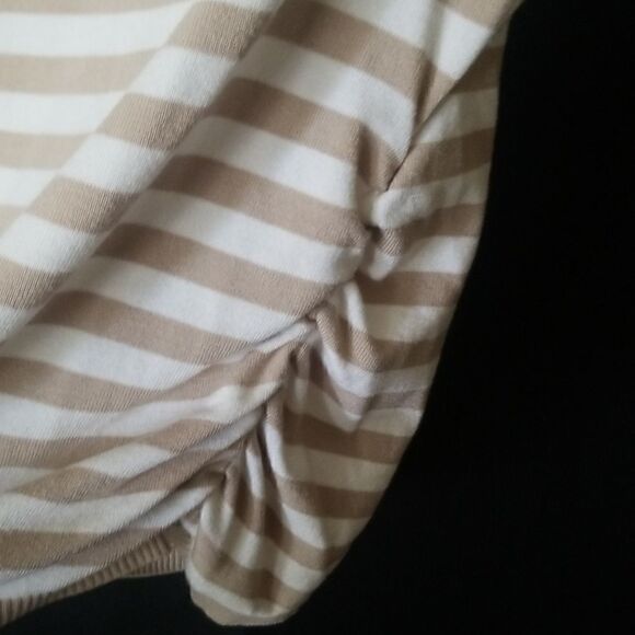 one A Women's pull over Top sz Medium - Picture 6 of 7